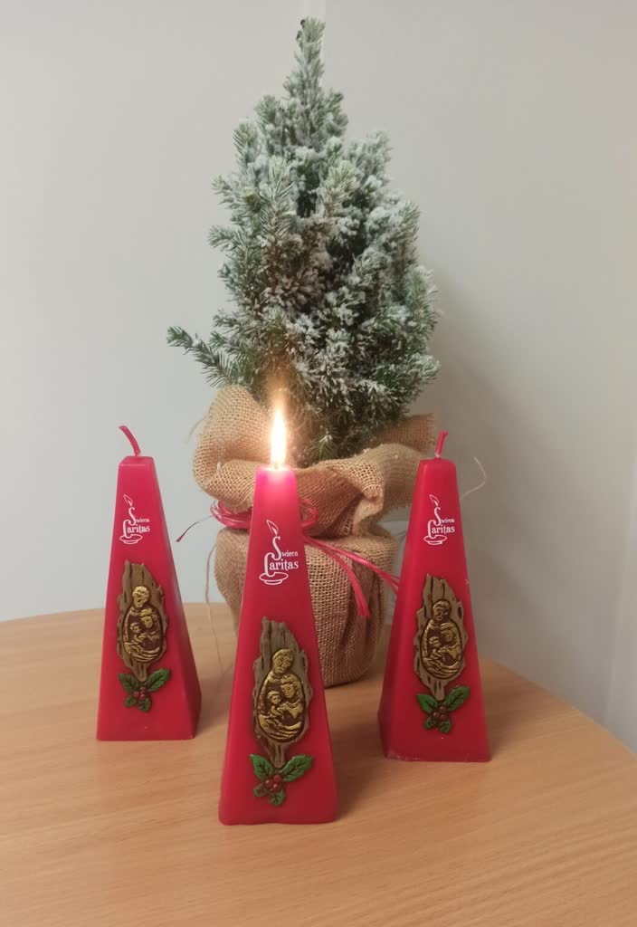 Caritas rozpoczyna dystrybucję świec wigilijnych