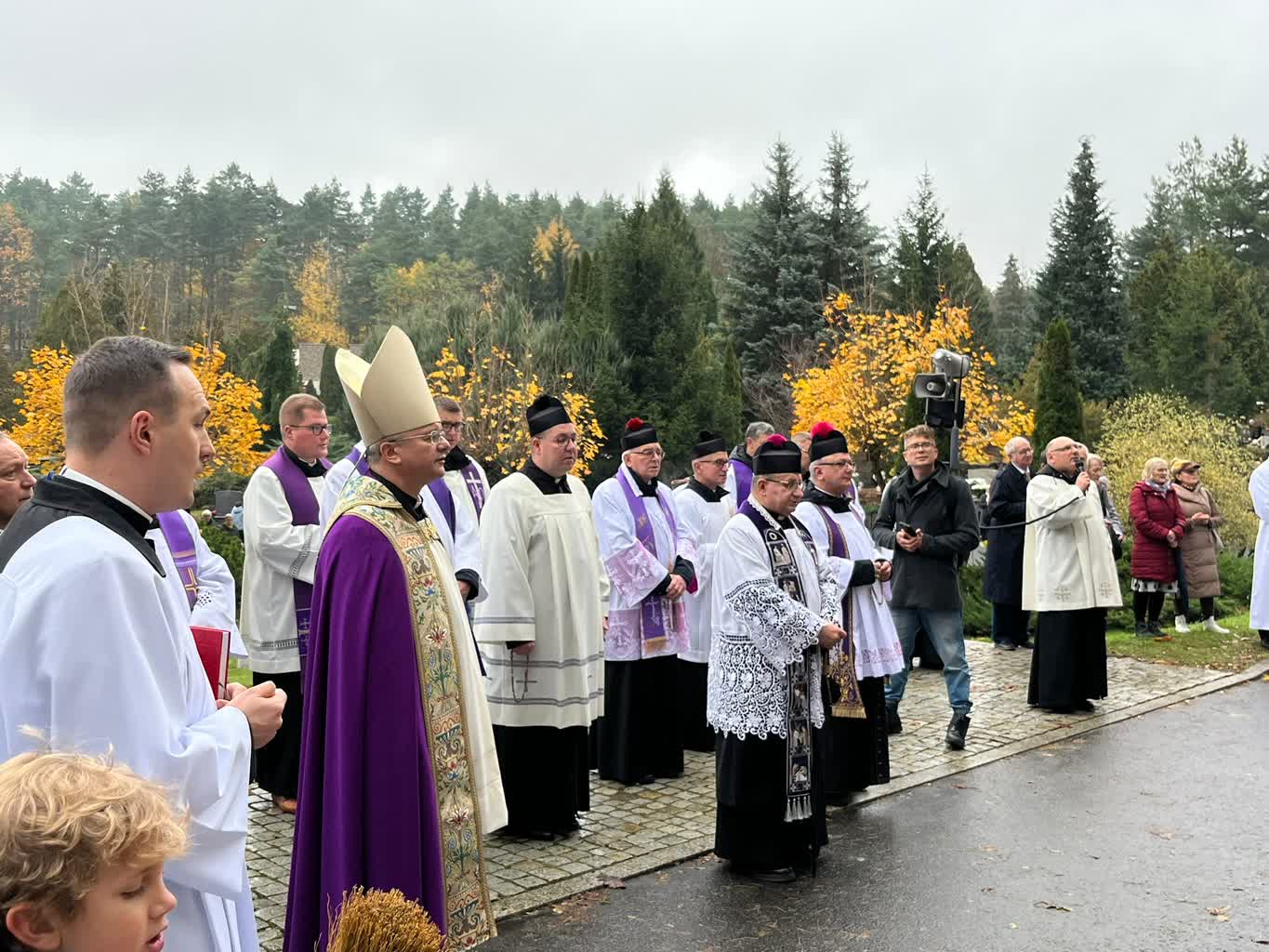 Wierni świętowali Dzień Zaduszny na zielonogórskim cmentarzu [ZDJĘCIA]