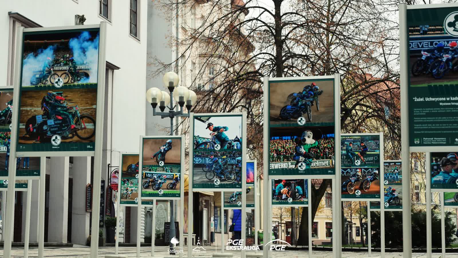 Żużlowa wystawa na deptaku