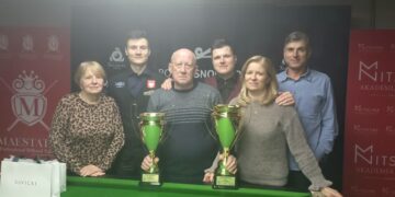 Mateusz Baranowski (trzeci z prawej) wraz z rodziną oraz finałowym rywalem (drugi z lewej) - fot. Jakub Lesiński