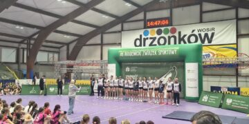 Juniorki młodsze Szamotulanina Szamotuły po odebraniu złych medali (fot. Jakub Lesiński)