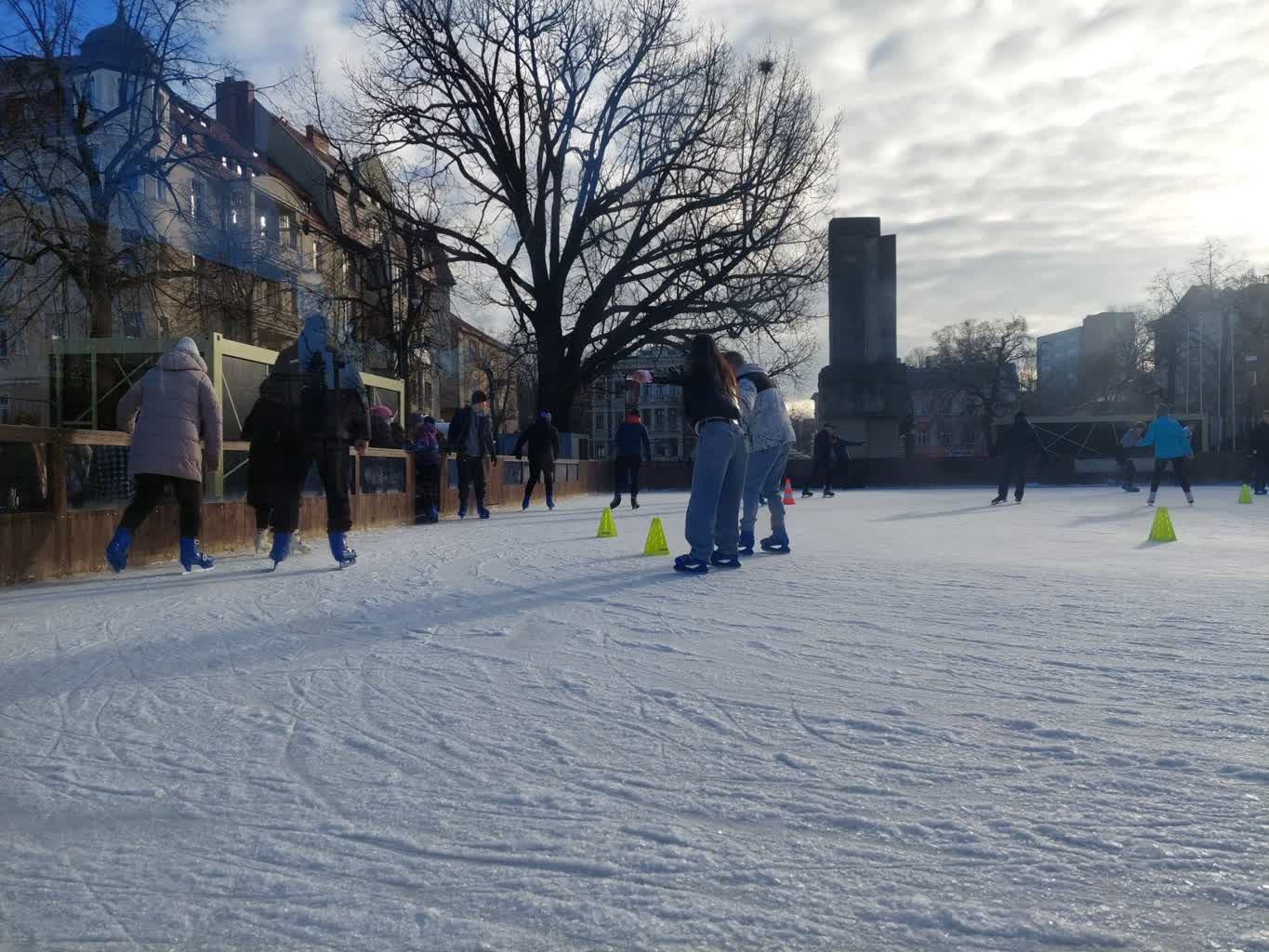 Świąteczna zabawa na lodowisku