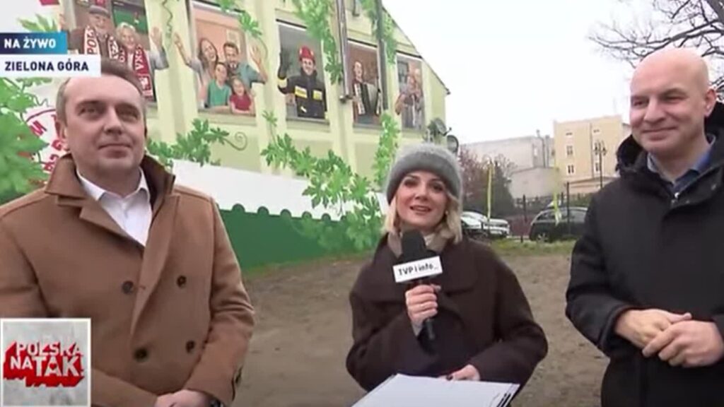 Prezydent Zielonej Góry Marcin Pabierowski i Andrzej Loch dyrektor TVP Gorzów. Fot. Screen z relacji TVP Info