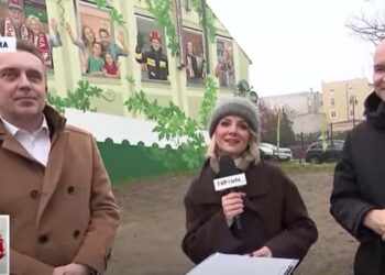 Prezydent Zielonej Góry Marcin Pabierowski i Andrzej Loch dyrektor TVP Gorzów. Fot. Screen z relacji TVP Info