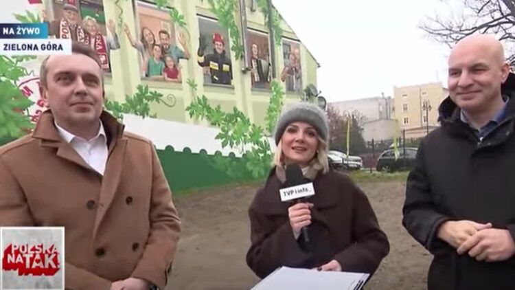 Prezydent Zielonej Góry Marcin Pabierowski i Andrzej Loch dyrektor TVP Gorzów. Fot. Screen z relacji TVP Info