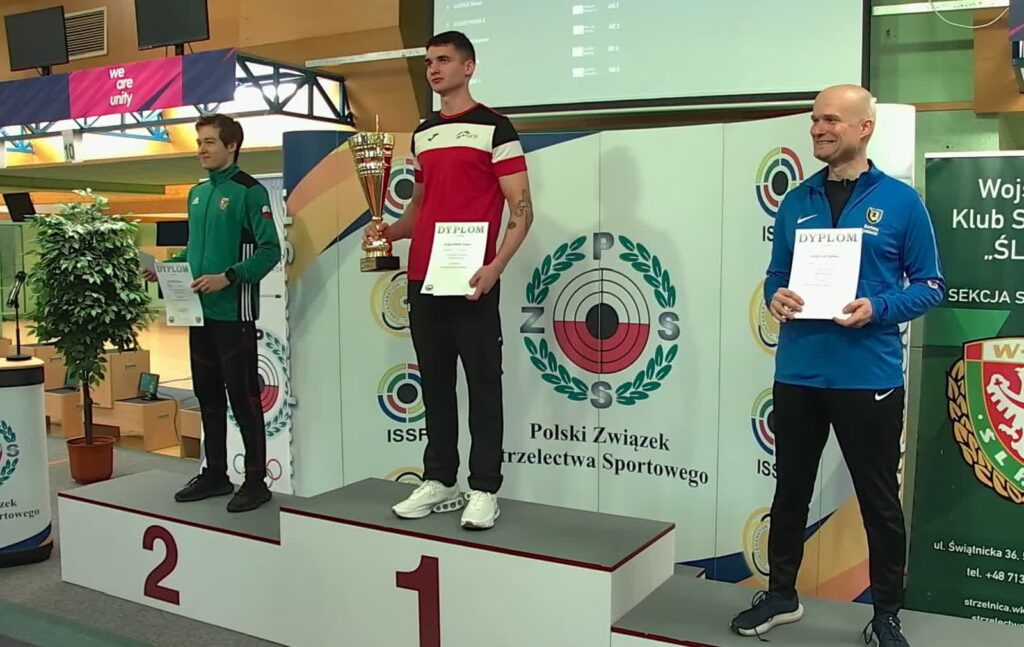 Walery Maksimow na pierwszym miejscu strzelania w trzech postawach; fot. archiwum zawodnika