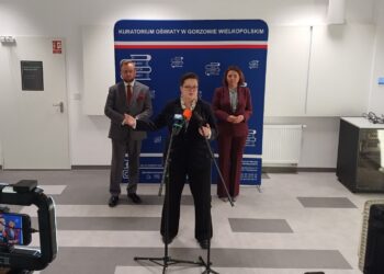 Od lewej: lubuski kurator oświaty Mariusz Biniewski, wiceministra edukacji Katarzyna Lubnauer oraz podsekretarz stanu w MEN Izabela Ziętka (fot. Piotr Bakselerowicz)