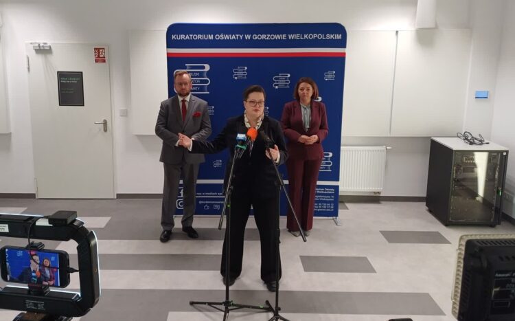 Od lewej: lubuski kurator oświaty Mariusz Biniewski, wiceministra edukacji Katarzyna Lubnauer oraz podsekretarz stanu w MEN Izabela Ziętka (fot. Piotr Bakselerowicz)