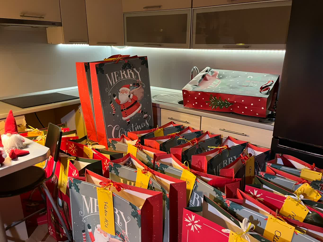 Eleonora Szymkowiak przygotowuje świąteczne paczki dla potrzebujących