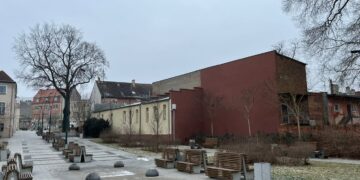 Na brązowej ścianie powstanie mural śp. Joanny Kołaczkowskiej. Fot. Jakub Mielcarz