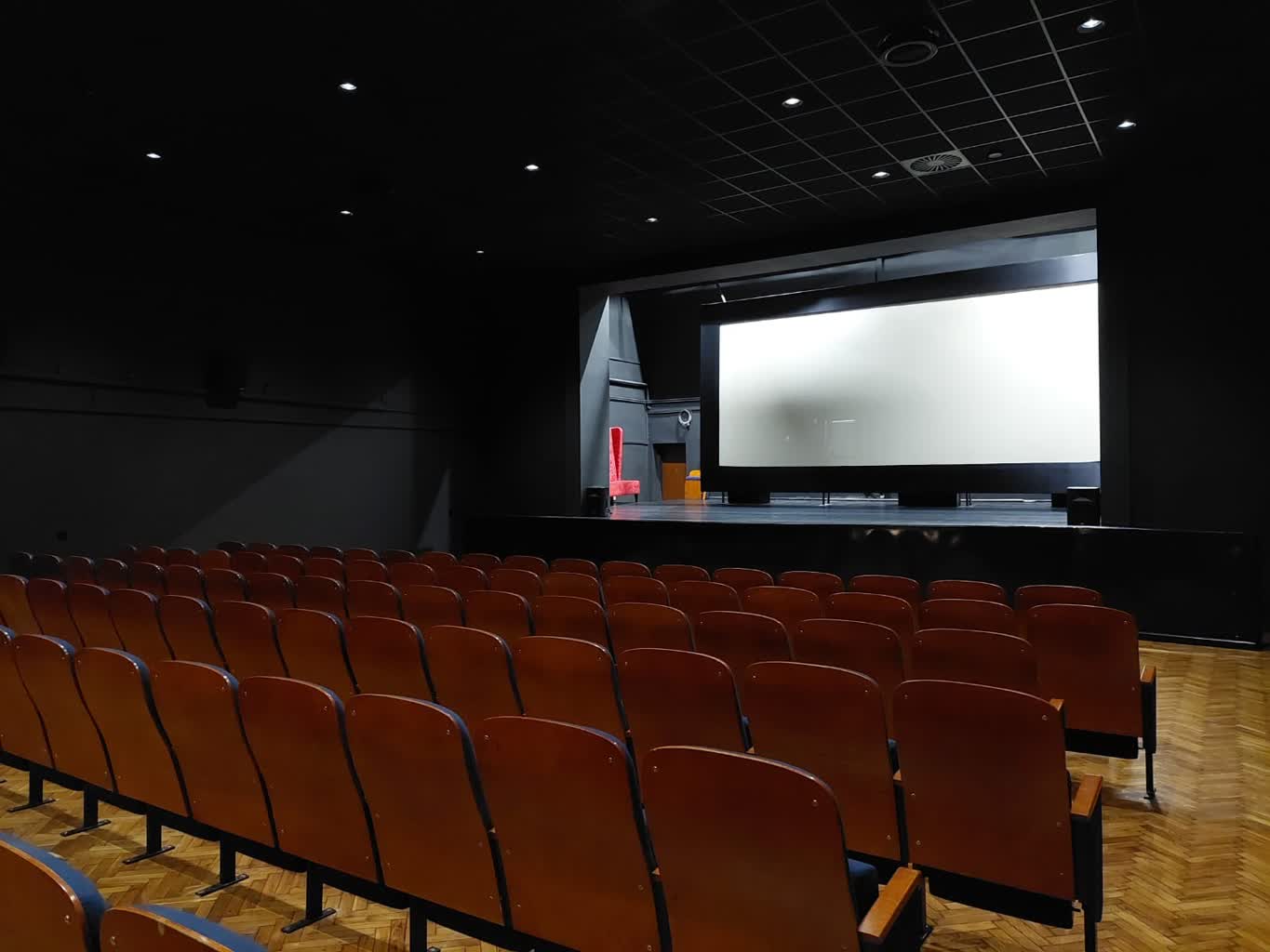 Spotkanie organizacyjne w Kinie Newa. W niedzielę otwarcie obiektu