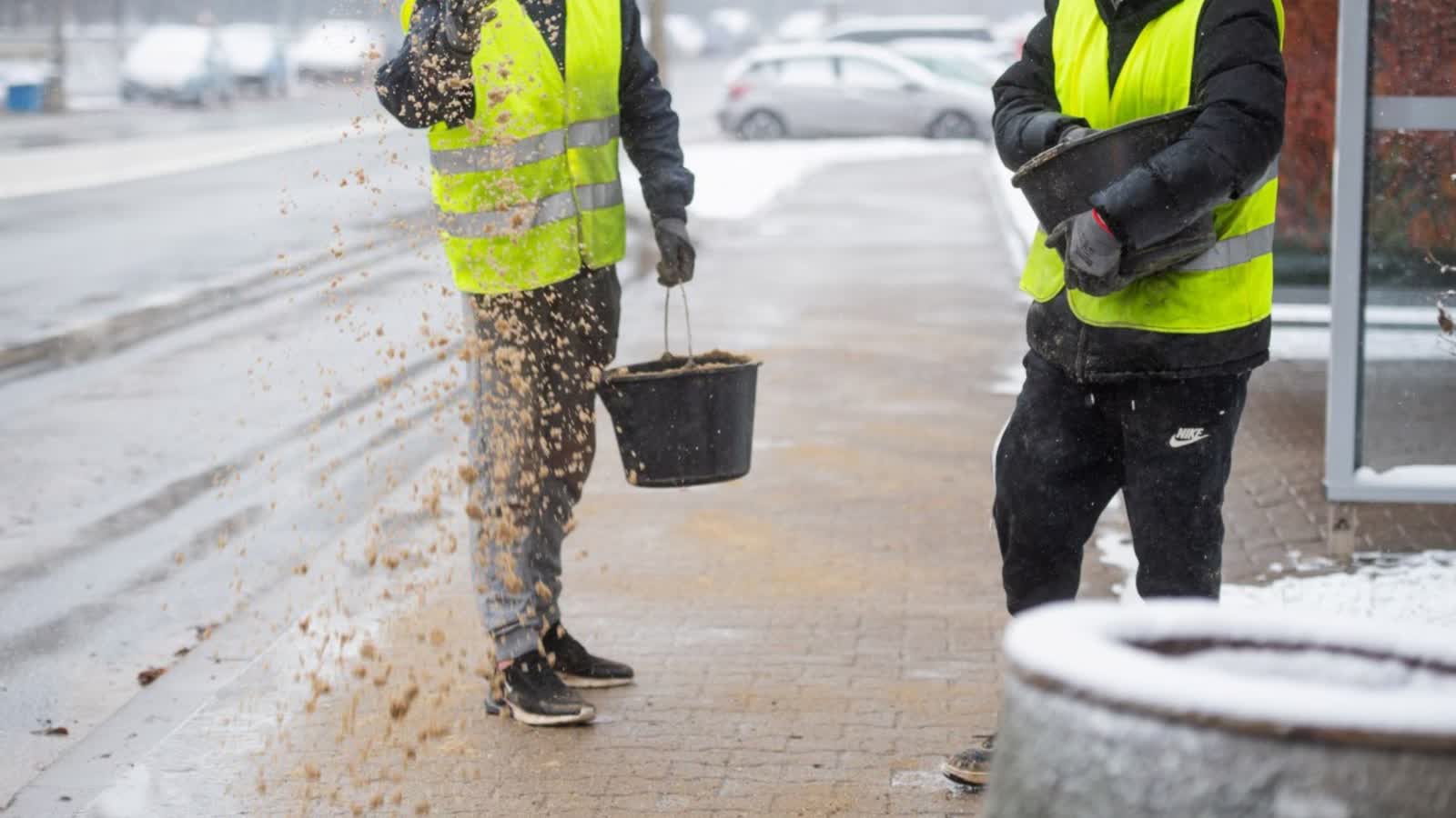 Odprawa MSWiA, wojewodów i służb ws. sytuacji pogodowej. IMGW ostrzega przed gołoledzią