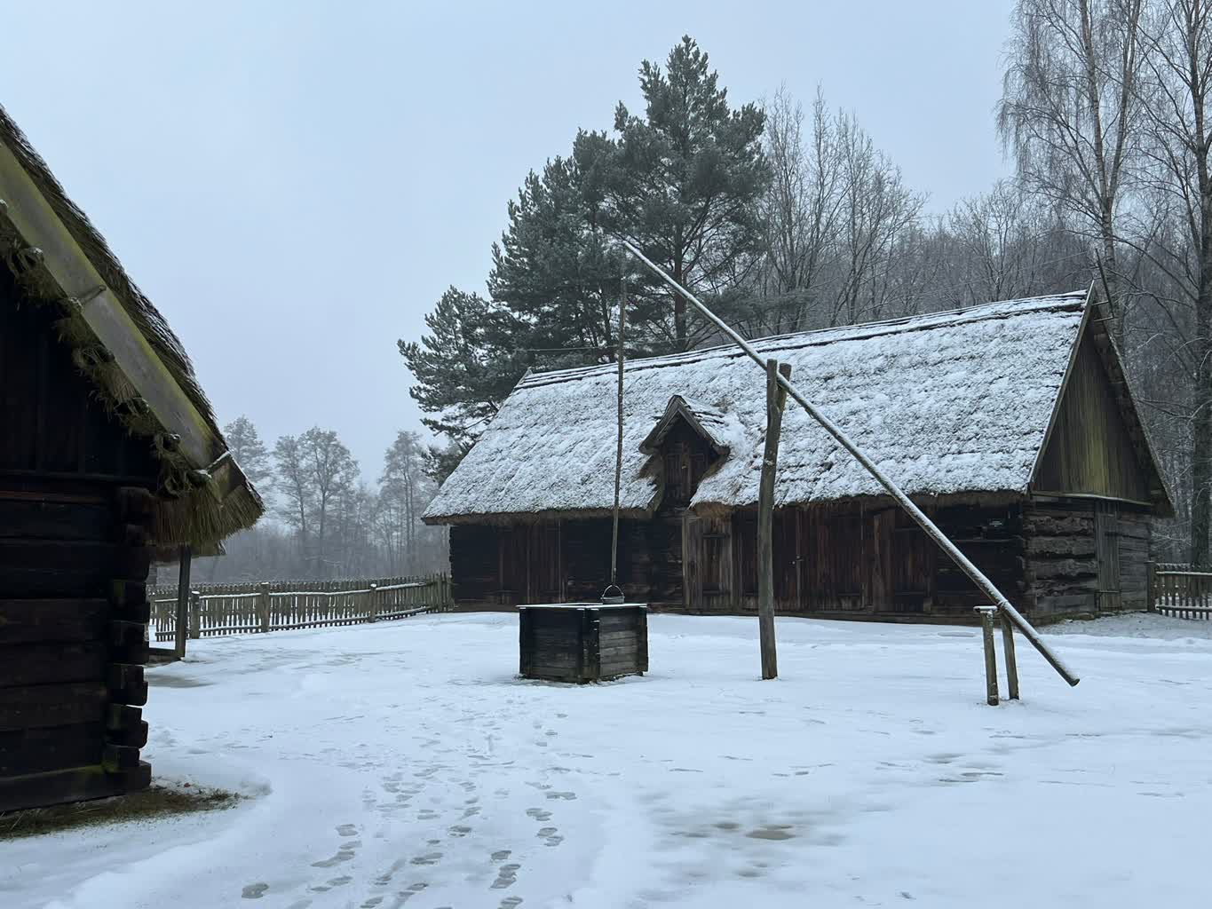 Zimowa aura w skansenie w Ochli [ZDJĘCIA]