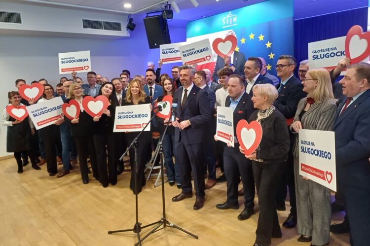 Za kilka dni wybory na szefa lubuskiej KO. Na zdjęciach wiec poparcia dla Waldemara Sługockiego (fot. Piotr Bakselerowicz)