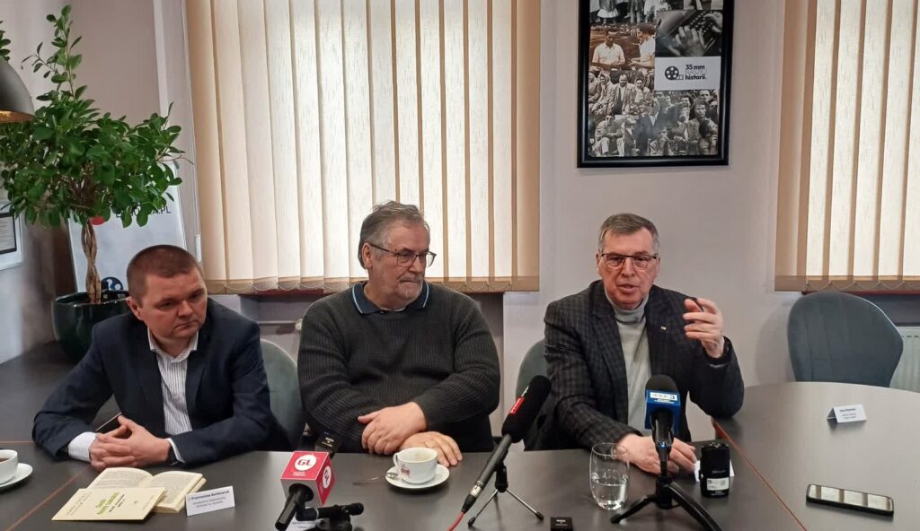 Konferencja prasowa w "Gazecie Lubuskiej". Od lewej wicedyrektor biblioteki wojewódzkiej Przemysław Bartkowiak, regionalista Tomasz Czyżniewski i historyk Czesław Osękowski (fot. Piotr Bakselerowicz)