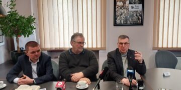 Konferencja prasowa w "Gazecie Lubuskiej". Od lewej wicedyrektor biblioteki wojewódzkiej Przemysław Bartkowiak, regionalista Tomasz Czyżniewski i historyk Czesław Osękowski (fot. Piotr Bakselerowicz)