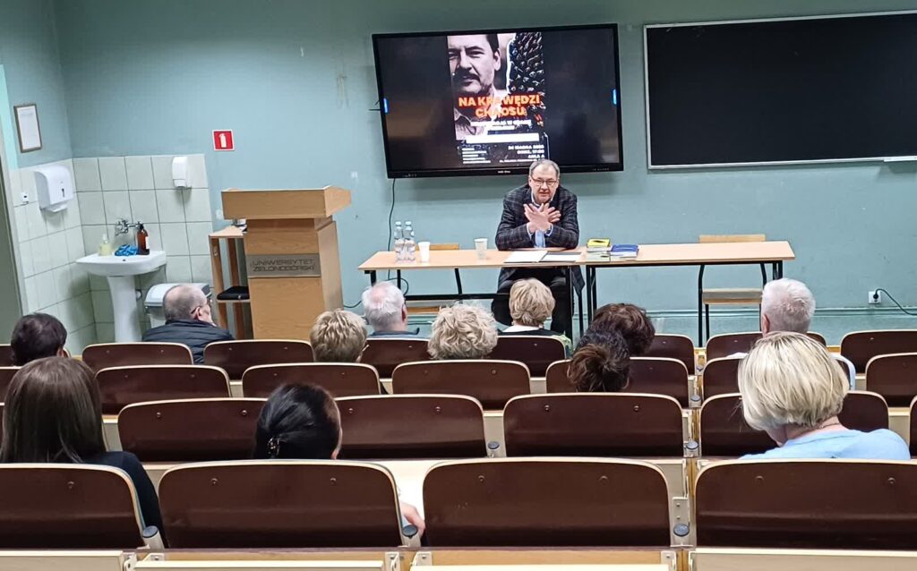 "Na krawędzi chaosu" - spotkanie otwarte z dr. hab. Lechem Szczegółą, profesorem UZ (fot. Piotr Bakselerowicz)