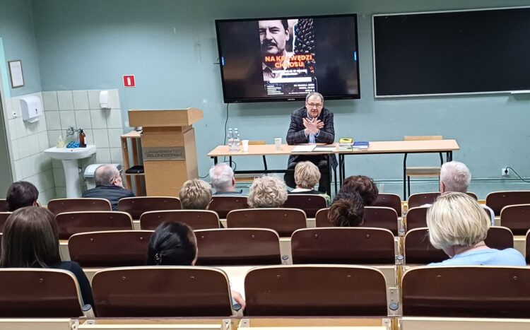 "Na krawędzi chaosu" - spotkanie otwarte z dr. hab. Lechem Szczegółą, profesorem UZ (fot. Piotr Bakselerowicz)