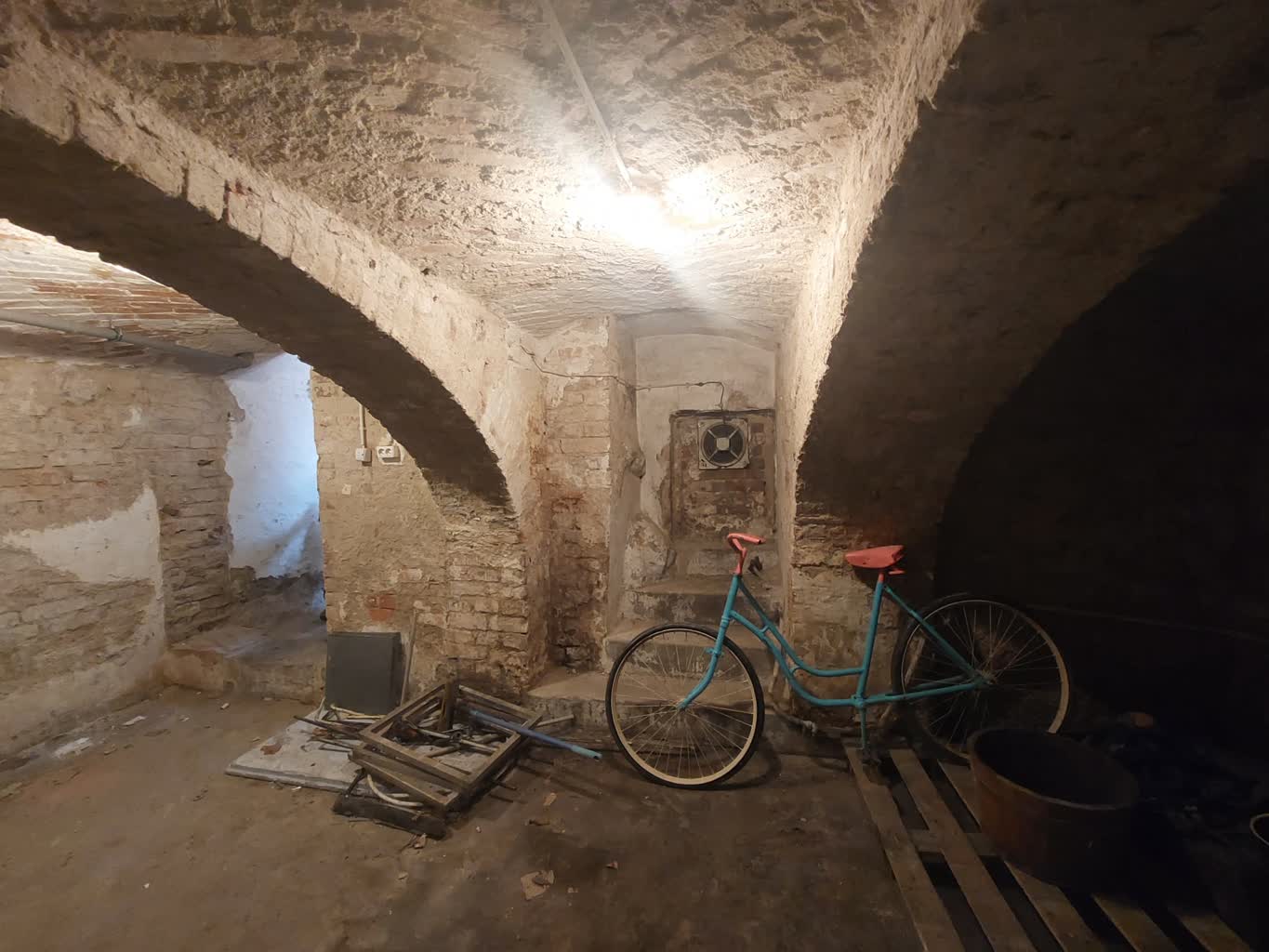 Sprzątanie zabytkowych piwnic przy ul. Mariackiej [ZDJĘCIA]