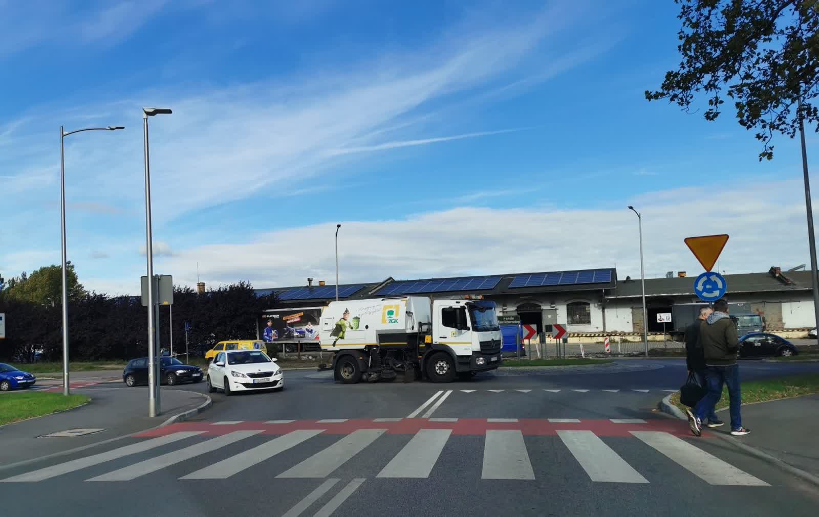 Sprzątanie miasta po zimie – zamiatarki na ulicach