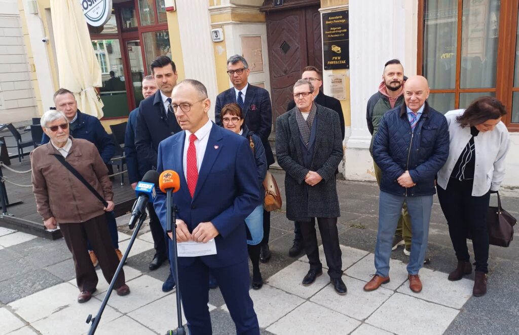 Konferencja prasowa lubuskiej KO. Na pierwszym planie szef partii w regionie Marek Cebula (fot. Piotr Bakselerowicz)