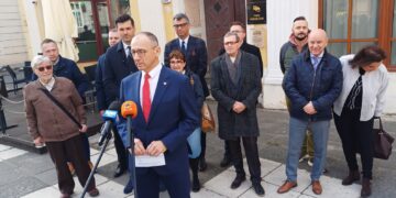 Konferencja prasowa lubuskiej KO. Na pierwszym planie szef partii w regionie Marek Cebula (fot. Piotr Bakselerowicz)