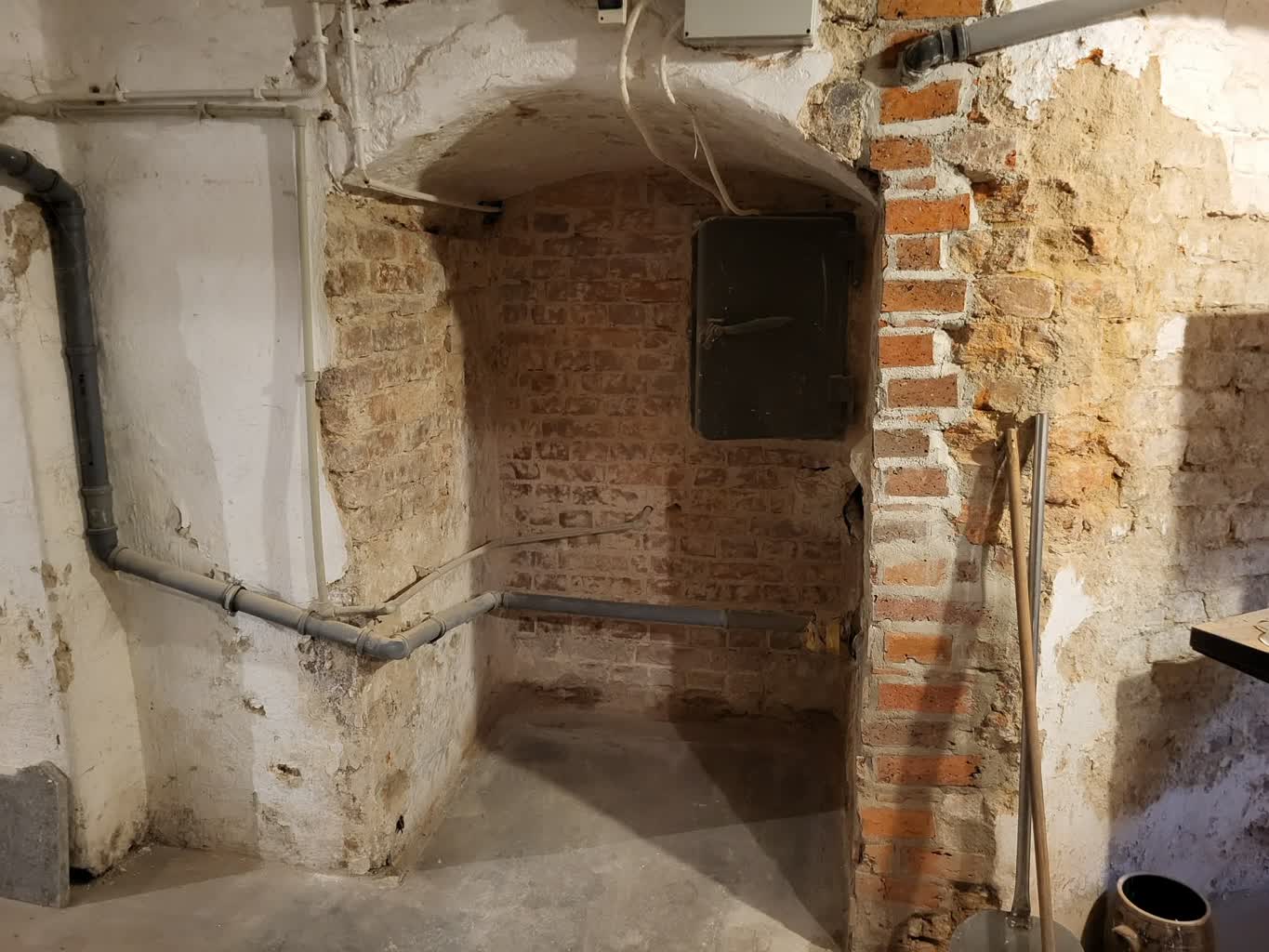 Trwa modernizacja piwnicy winiarskiej przy ul. Mariackiej [ZDJĘCIA]