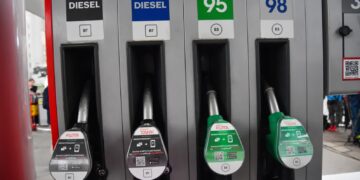 Dystrybutor paliwa. Fot. PAP/Radek Pietruszka