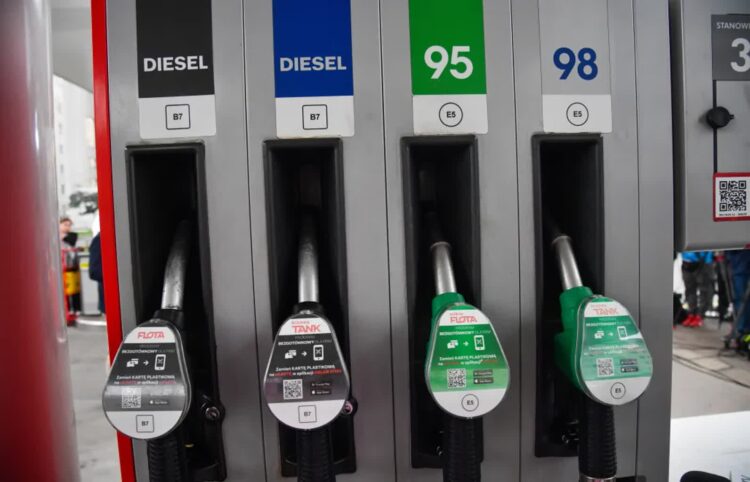 Dystrybutor paliwa. Fot. PAP/Radek Pietruszka