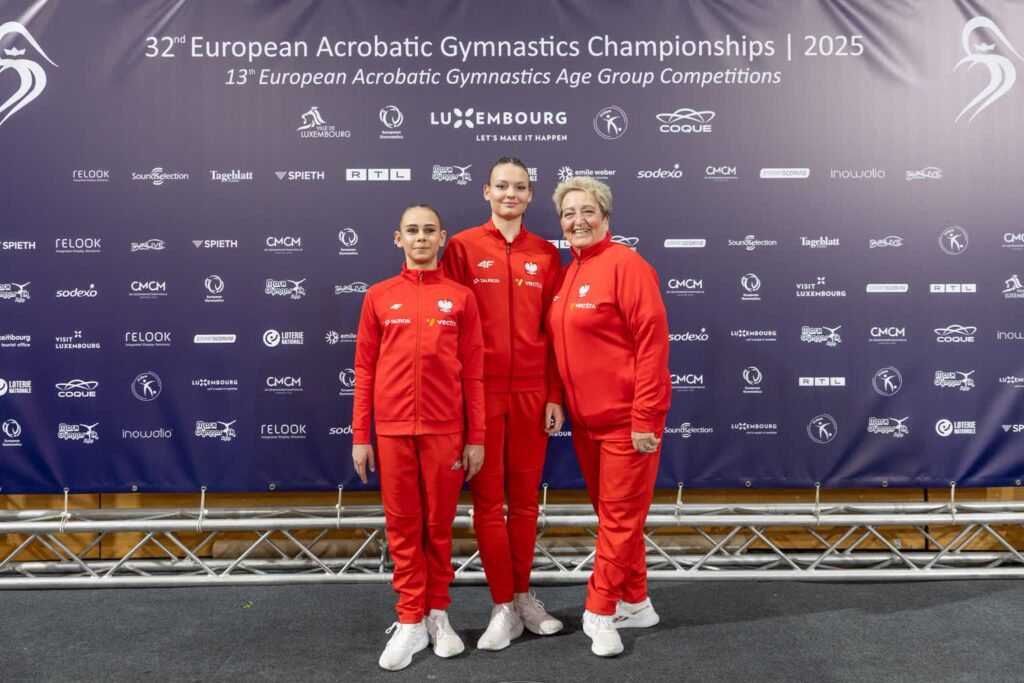 Lena Blitek, Maja Kasprzak oraz trenerka Danuta Majewska (fot. materiały ZKS-u Akrobata Zielona Góra)