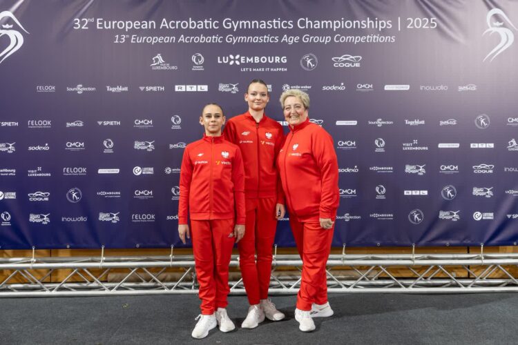 Lena Blitek, Maja Kasprzak oraz trenerka Danuta Majewska (fot. materiały ZKS-u Akrobata Zielona Góra)