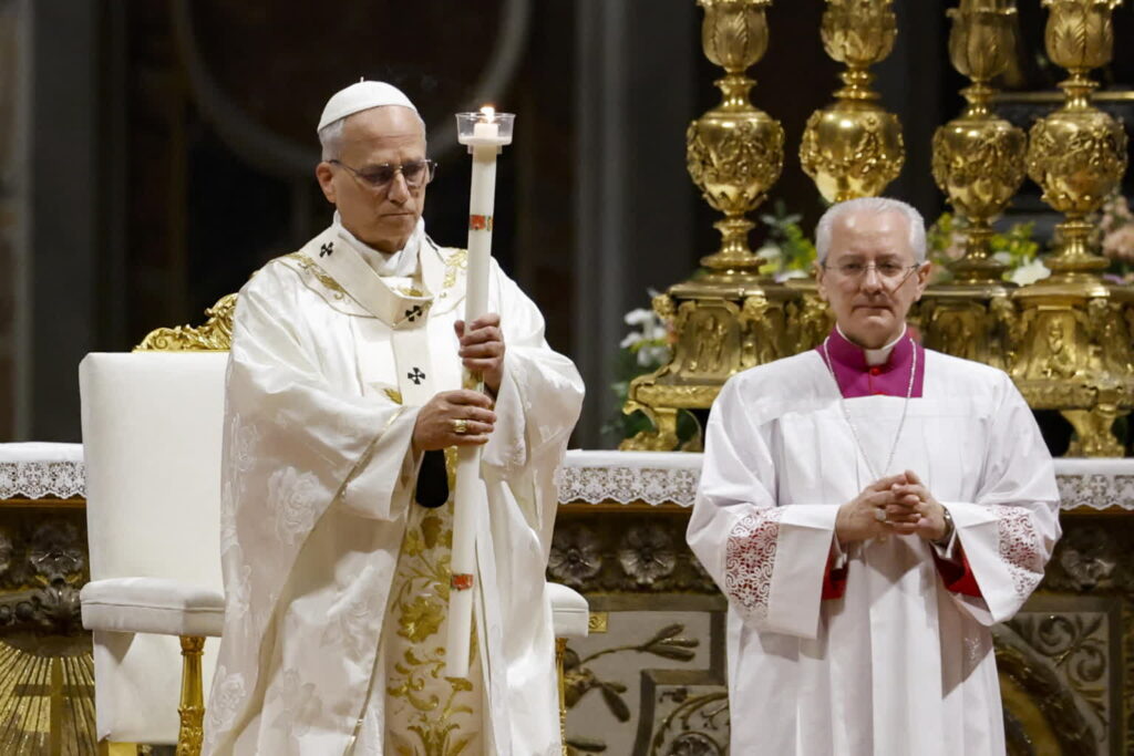 Papież Leon XIV przewodniczy Mszy Świętej Wigilii Paschalnej w Wielką Noc w Bazylice Świętego Piotra w Watykanie. Fot. PAP/EPA/FABIO FRUSTACI