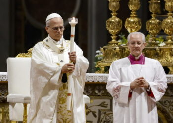 Papież Leon XIV przewodniczy Mszy Świętej Wigilii Paschalnej w Wielką Noc w Bazylice Świętego Piotra w Watykanie. Fot. PAP/EPA/FABIO FRUSTACI