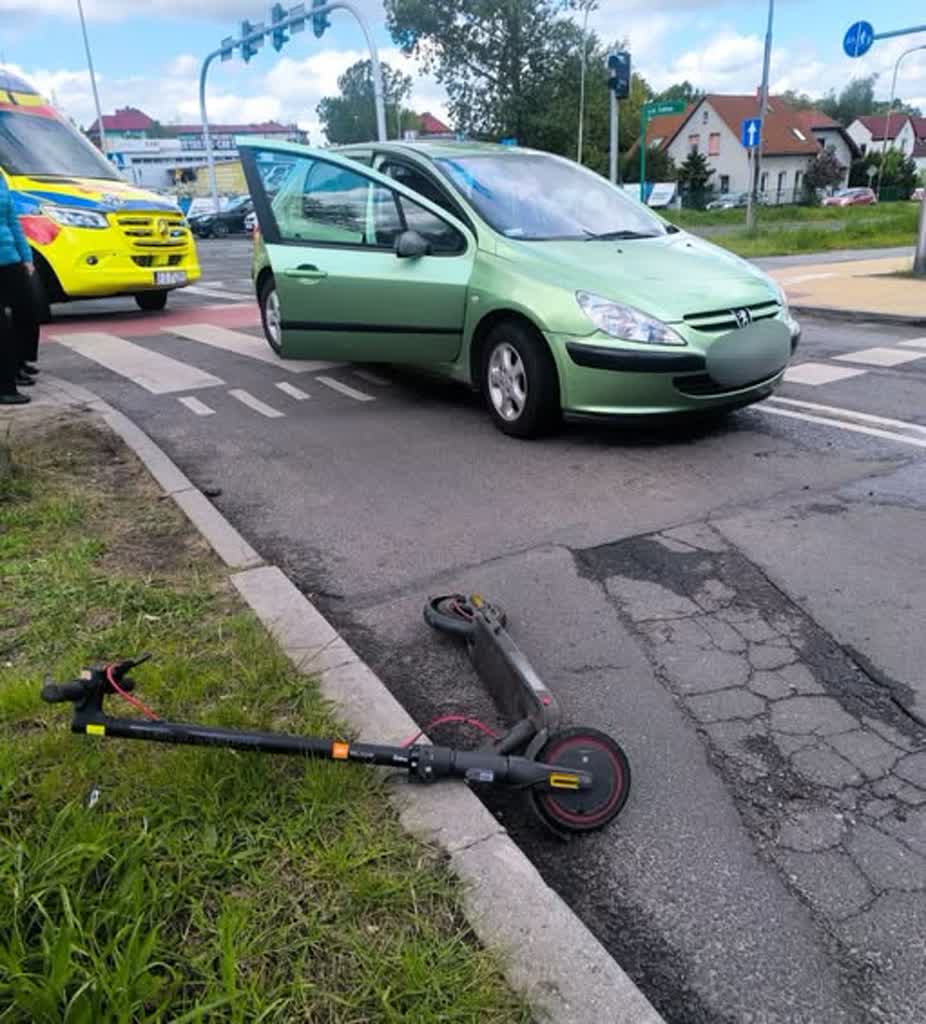 Ul. Zdrojowa: auto potrąciło kierującego hulajnogą