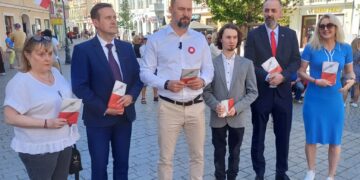 Święto Narodowe Trzeciego Maja. Nowa Lewica rozdaje egzemplarze Konstytucji na zielonogórskim deptaku (fot. Piotr Bakselerowicz)