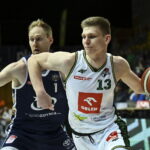 Zawodnik AMW Arki GdyniaJarosław Zyskowski (L) i Jakub Szumert (P) z Orlen Zastalu Zielona Góra. Fot. PAP/Adam Warżawa