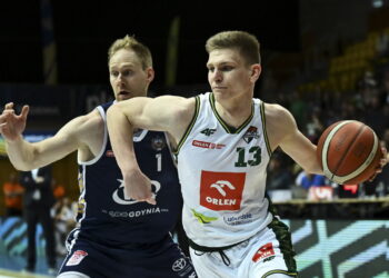 Zawodnik AMW Arki GdyniaJarosław Zyskowski (L) i Jakub Szumert (P) z Orlen Zastalu Zielona Góra. Fot. PAP/Adam Warżawa