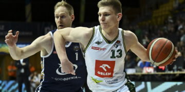 Zawodnik AMW Arki GdyniaJarosław Zyskowski (L) i Jakub Szumert (P) z Orlen Zastalu Zielona Góra. Fot. PAP/Adam Warżawa