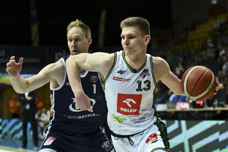 Zawodnik AMW Arki GdyniaJarosław Zyskowski (L) i Jakub Szumert (P) z Orlen Zastalu Zielona Góra. Fot. PAP/Adam Warżawa