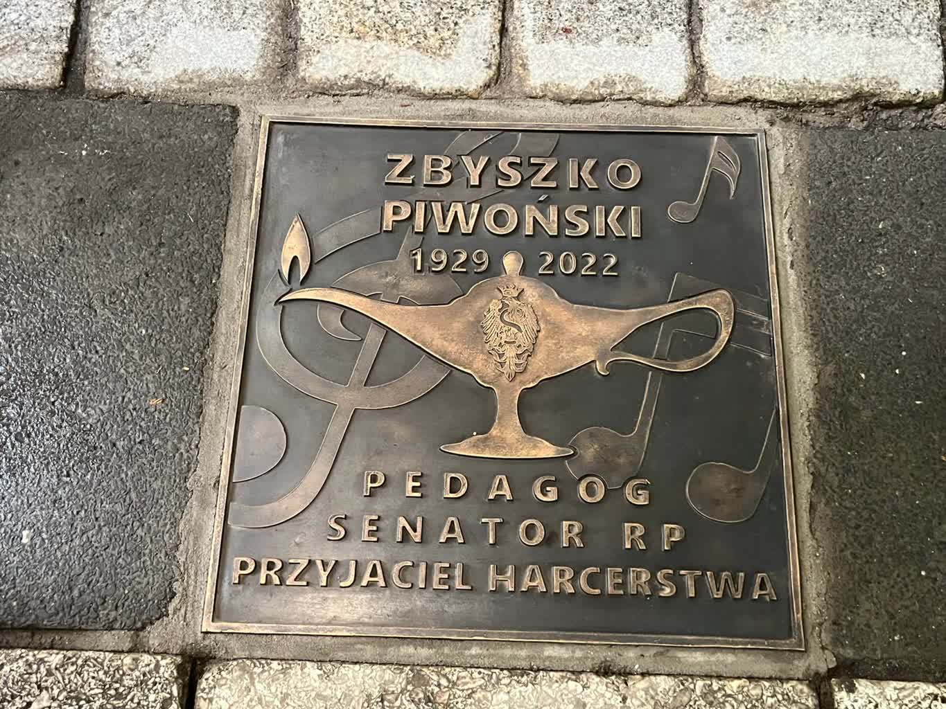Przed MZL odsłonięto tablicę poświęconą Zbyszko Piwońskiemu [ZDJĘCIA]