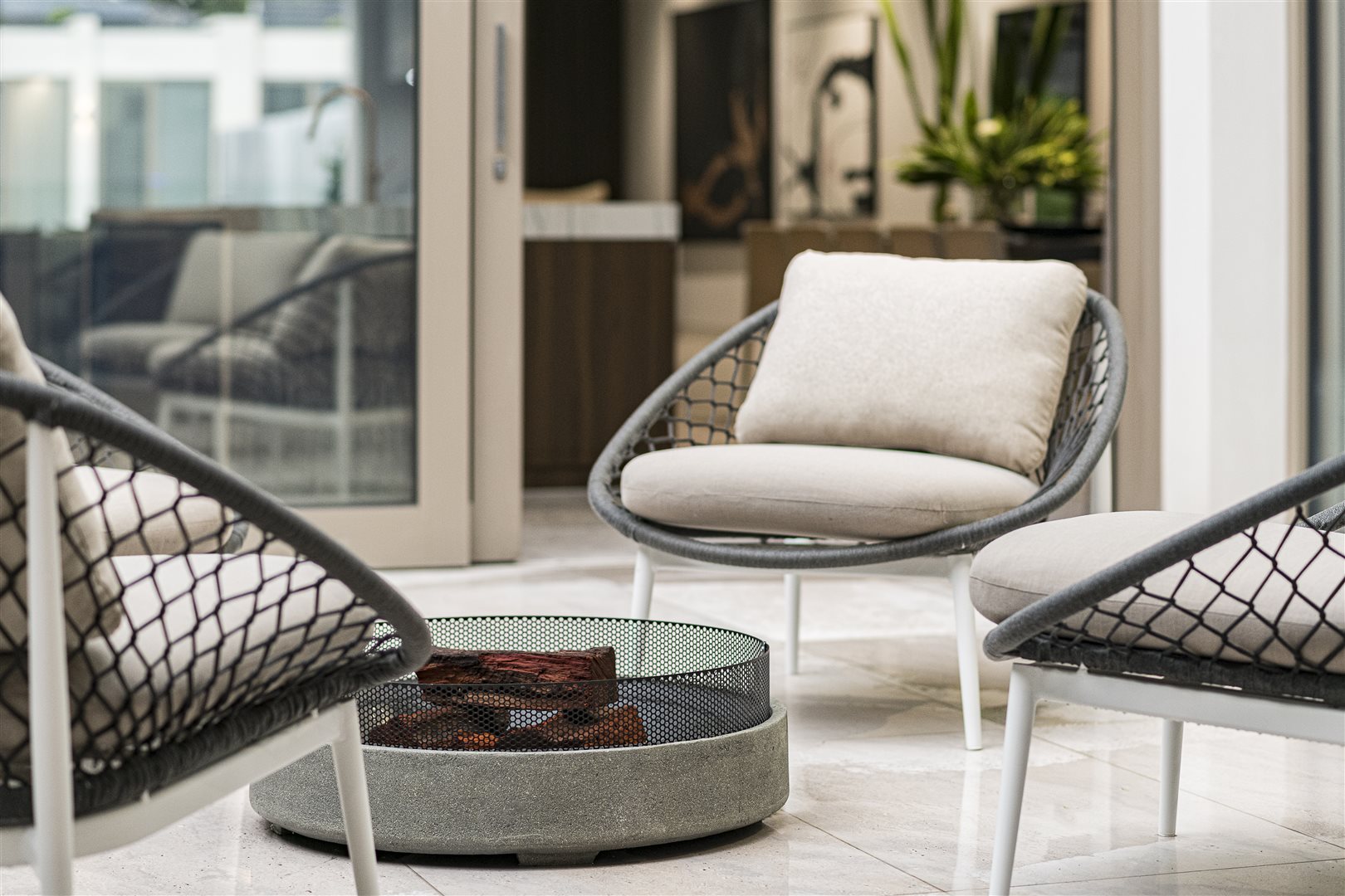 Lekkie meble na balkon – jakie materiały najłatwiej przestawiać?