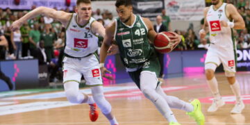 Koszykarz Orlen Zastalu Zielona Góra Jakub Szumert (L) i Carl Ponsar (P) z Legii Warszawa. Fot. PAP/Lech Muszyński
