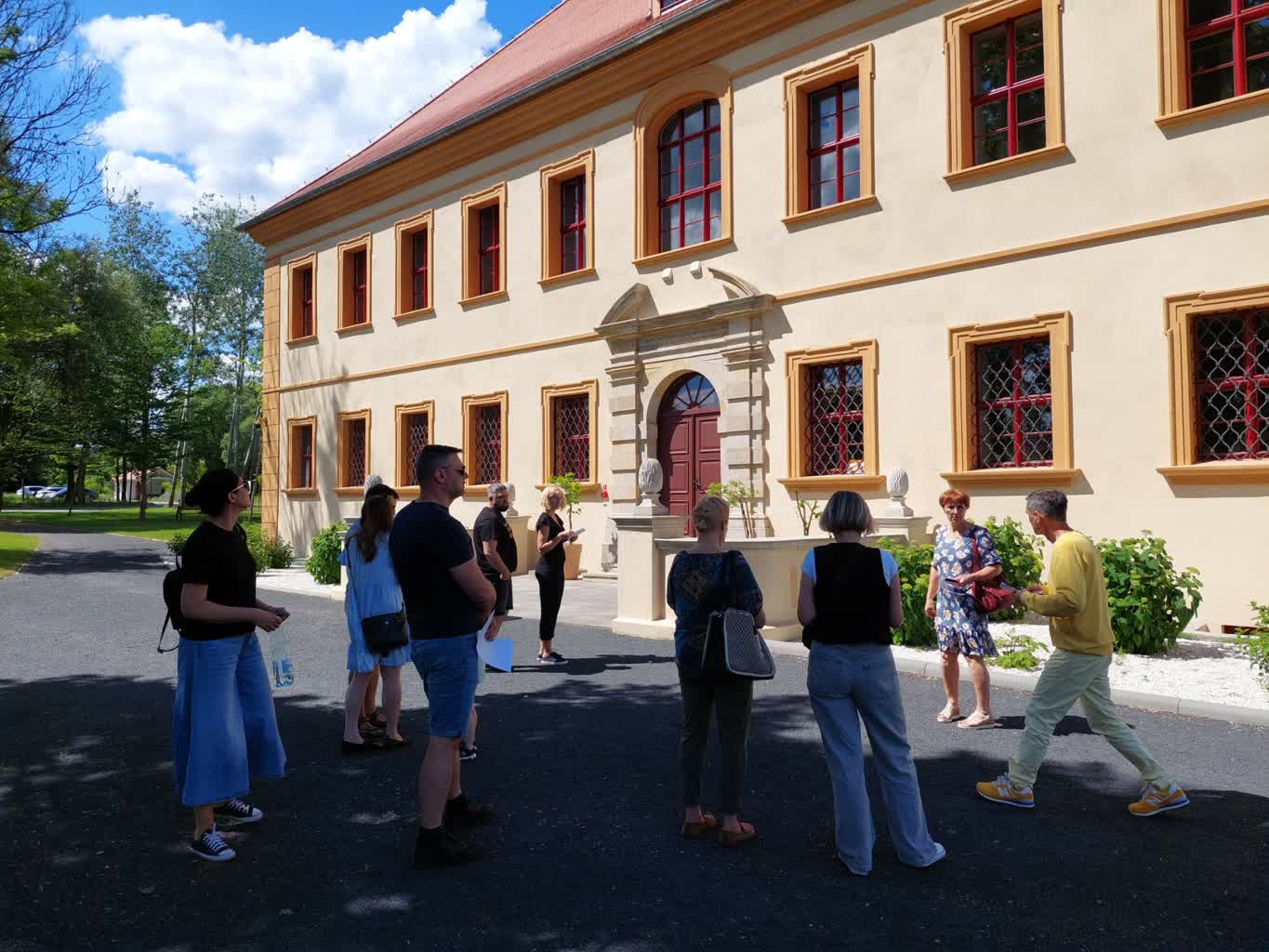 Spacer z przewodnikiem po Barokowym Dworze w Ochli [ZDJĘCIA]