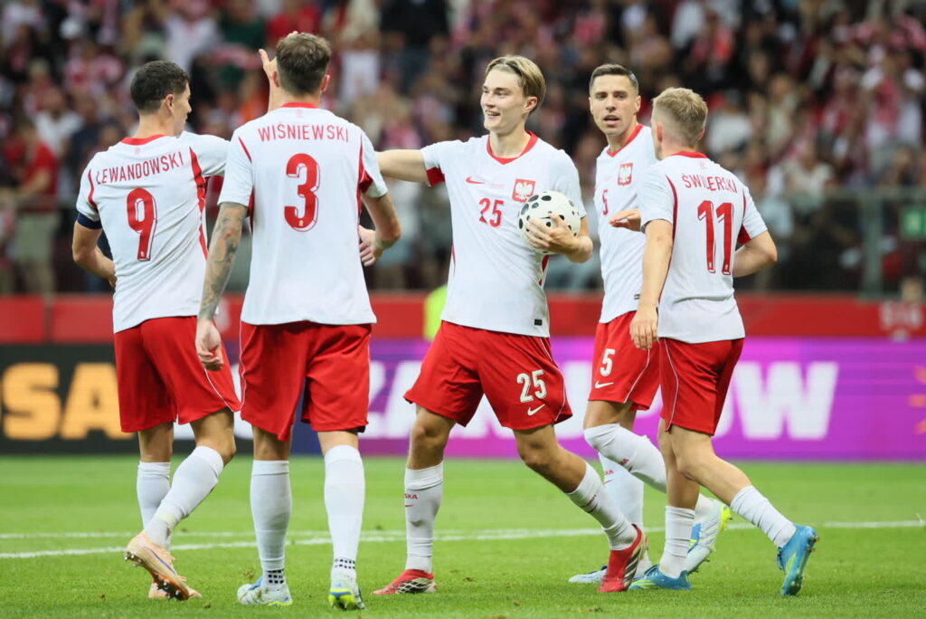 Kacper Potulski cieszy się z bramki zdobytej podczas towarzyskiego meczu piłkarskiego na stadionie PGE Narodowym w Warszawie. Fot. PAP/Leszek Szymański