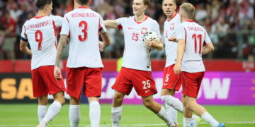 Kacper Potulski cieszy się z bramki zdobytej podczas towarzyskiego meczu piłkarskiego na stadionie PGE Narodowym w Warszawie. Fot. PAP/Leszek Szymański