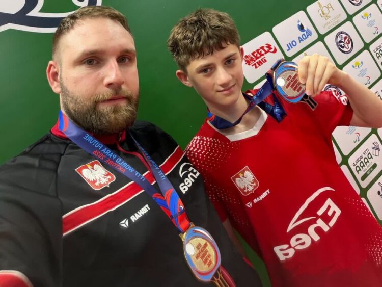 Igor Misztal i Tobiasz Główczyk z medalami zdobytymi w Kazachstanie (fot. Facebook/Start Zielona Góra)
