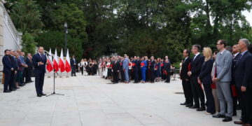 Prezydent RP Karol Nawrocki (L) podczas uroczystości wręczenia nominacji profesorskich w Pałacu Prezydenckim w Warszawie. Fot. PAP/Paweł Supernak