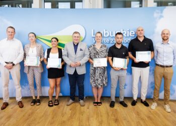 Wręczenie symbolicznych czeków beneficjentom programu "Lubuska baza sportowo-rekreacyjna" w UMWL w Zielonej Górze (fot. Kasia Klimkowska/lubuskie.pl)