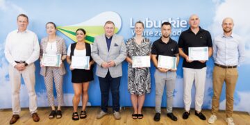 Wręczenie symbolicznych czeków beneficjentom programu "Lubuska baza sportowo-rekreacyjna" w UMWL w Zielonej Górze (fot. Kasia Klimkowska/lubuskie.pl)