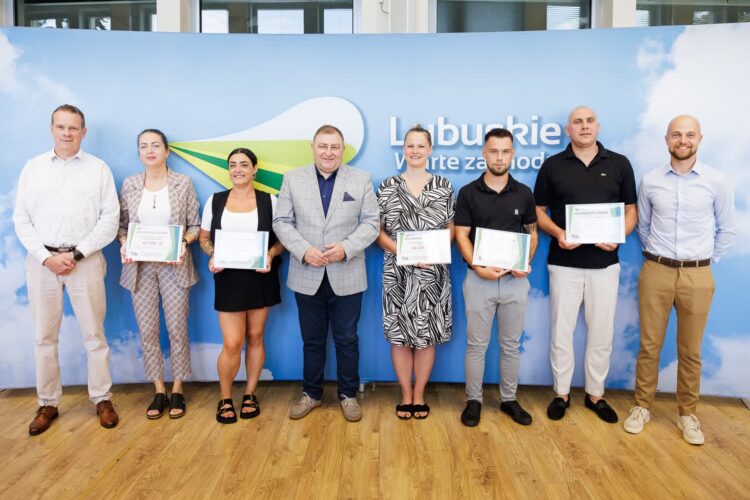 Wręczenie symbolicznych czeków beneficjentom programu "Lubuska baza sportowo-rekreacyjna" w UMWL w Zielonej Górze (fot. Kasia Klimkowska/lubuskie.pl)